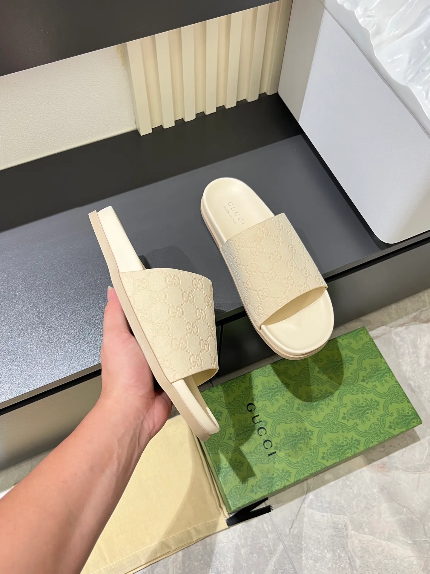 Men's Men's Shoes 💰p320 "GUCC＊" These slippers are made of GG polyester and feature a Gucci label on the front, adding a bold logo feel to the style. "Gucci Made in Italy" stamped label Rubber sole. Size 38-44